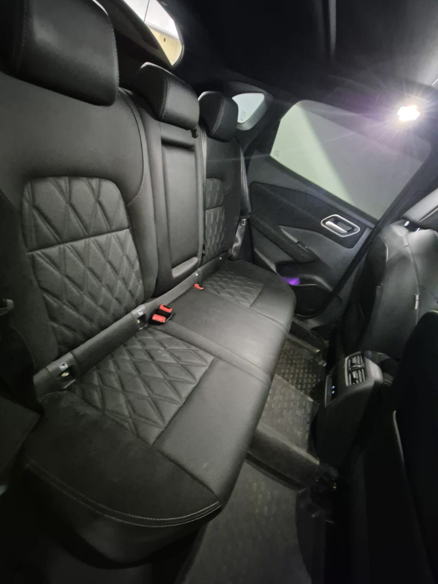 Banquette arrière spacieuse du véhicule NOUT VTC