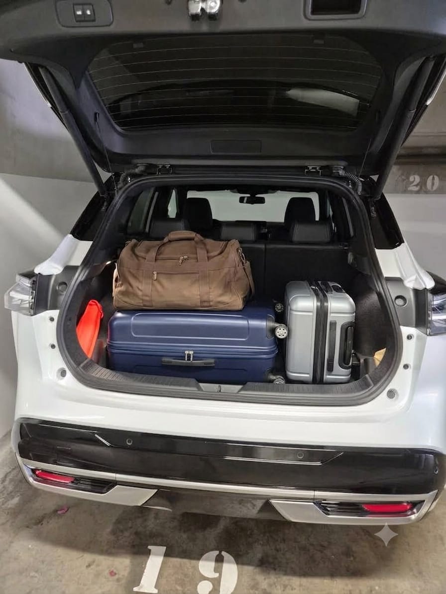 Grand coffre du véhicule NOUT VTC chargé de valises et bagages